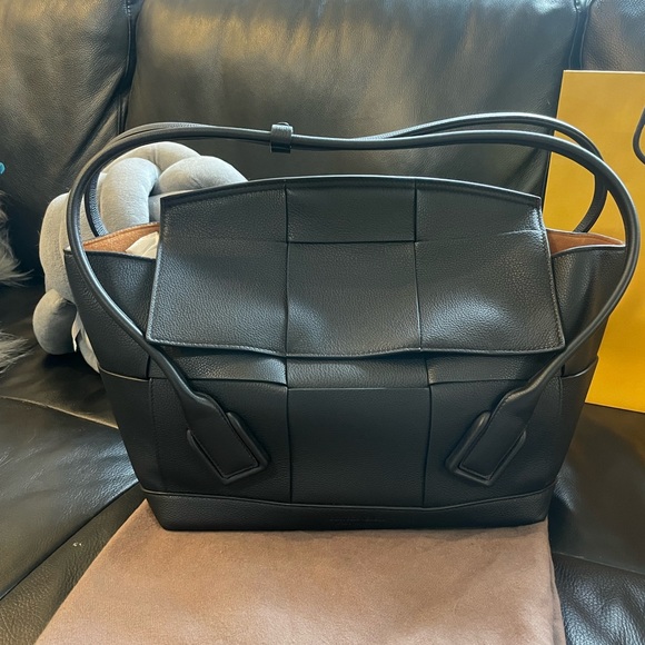 NWT BOTTEGA VENETA ARCO FLAP TOTE MEDIUM - Picture 1 of 11